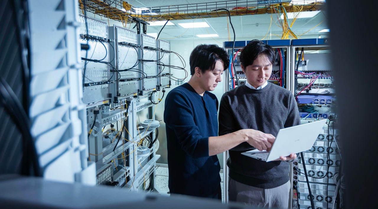 본문 이미지 - SK텔레콤(017670) 연구원들이 최근 오픈랜 실증 관련 글로벌 행사인 '플러그페스트'에서 오픈랜 기술을 출품하기 위해 시험하는 모습.(SK텔레콤 제공)