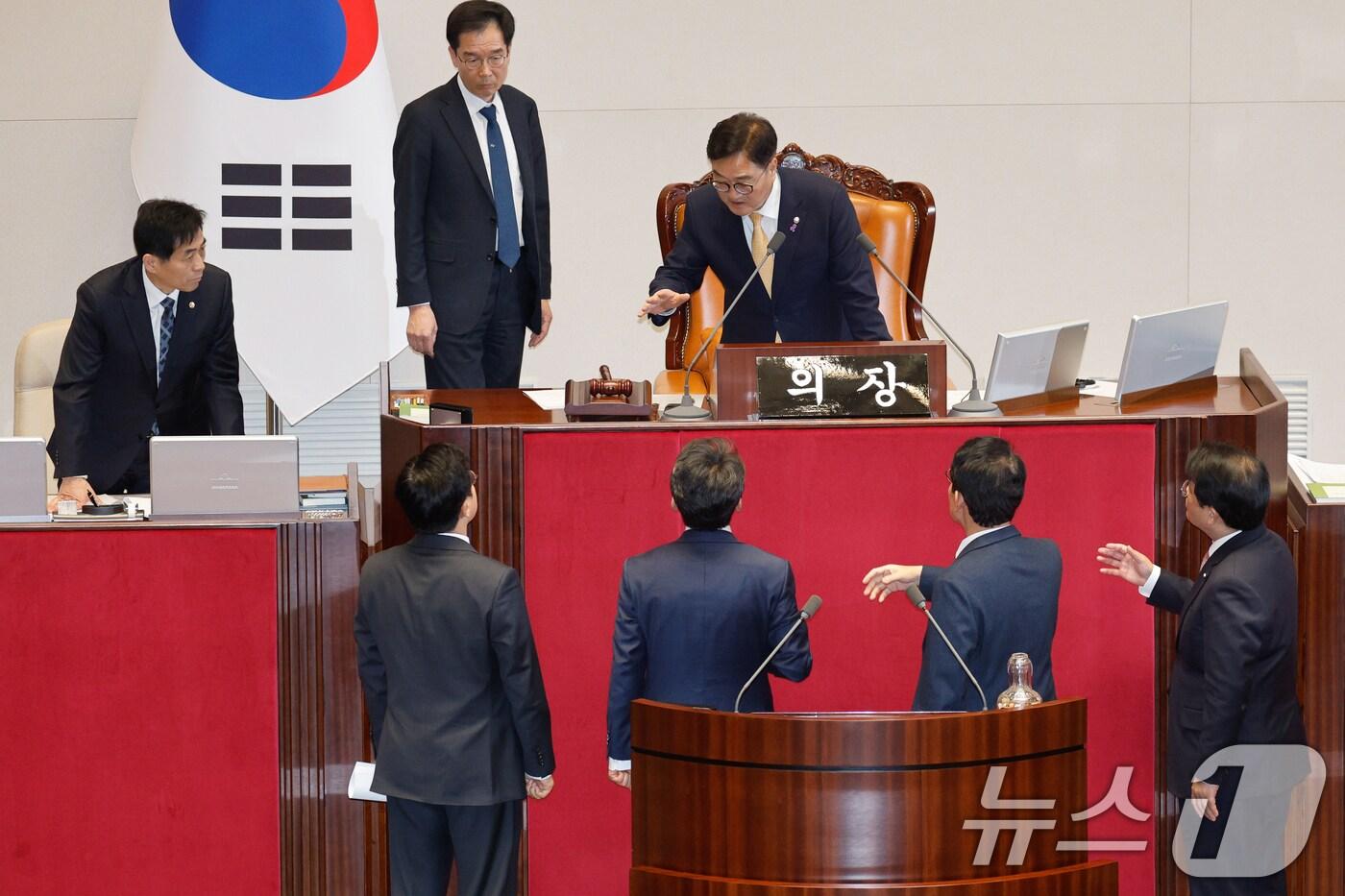 본문 이미지 - 우원식 국회의장이 10일 오후 서울 여의도 국회에서 열린 본회의에서 2025년도 예산안 처리에 앞서 더불어민주당 진성준 정책위의장, 박찬대 원내대표, 국민의힘 김상훈 정책위의장, 배준영 원내수석부대표와 대화하고 있다. 2024.12.10/뉴스1 ⓒ News1 안은나 기자