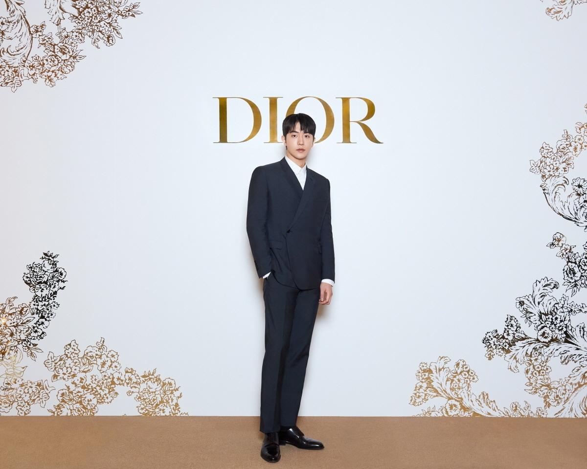 본문 이미지 - '디올 뷰티 홀리데이 팝업' 오픈 기념 행사에 참석한 디올 하우스 앰배서더 남주혁. /사진제공 = 디올 뷰티
