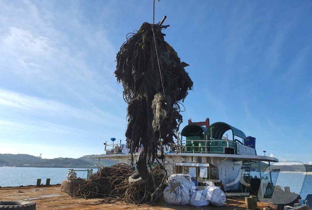 본문 이미지 - 폐어구 수거(해양수산부 제공)