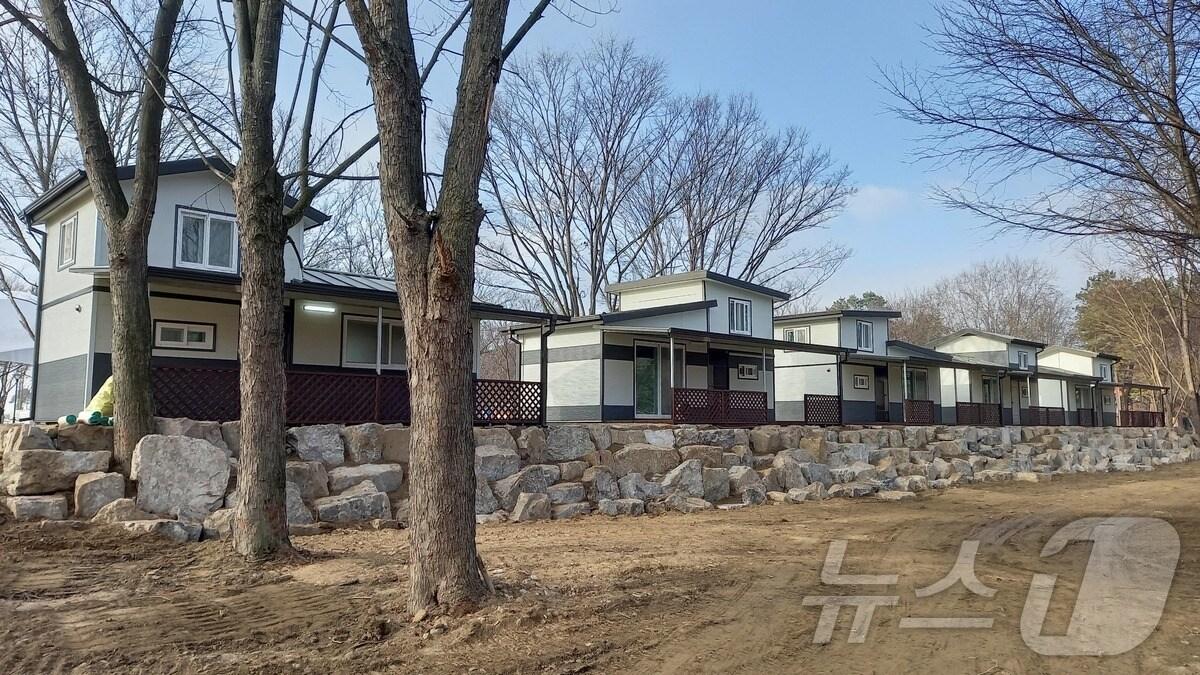 본문 이미지 - 충북 영동군 양산면 송호유원지 내 코로나19 안심숙소 모습. &#40;영동군 제공&#41; /뉴스1 