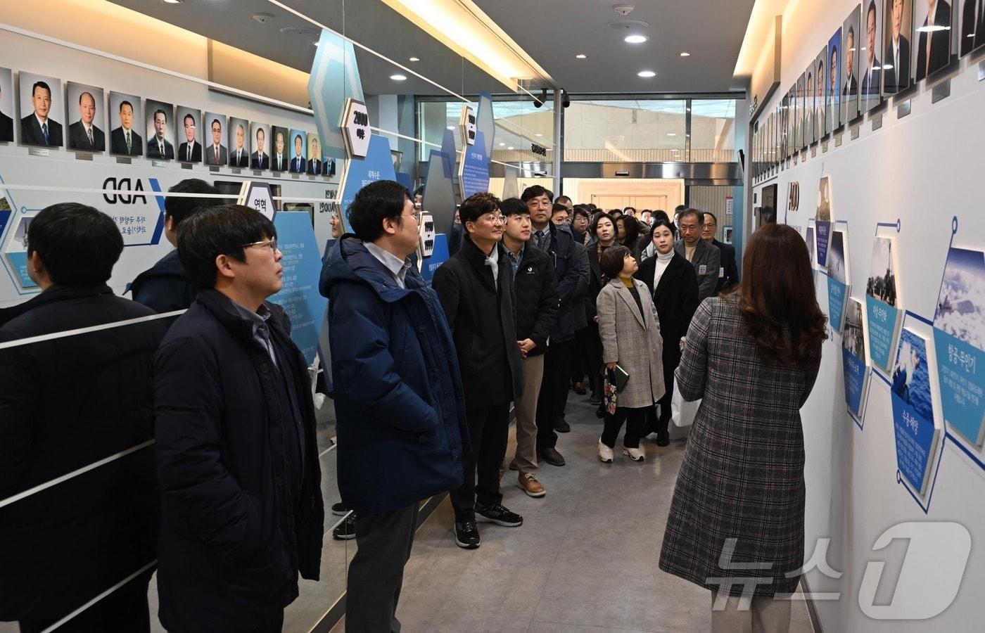  ‘제5차 산·학·연·관 실무협의회’ 참석자들이 ADD 과학관을 둘러보고 있다. (대전상의 제공) /뉴스1