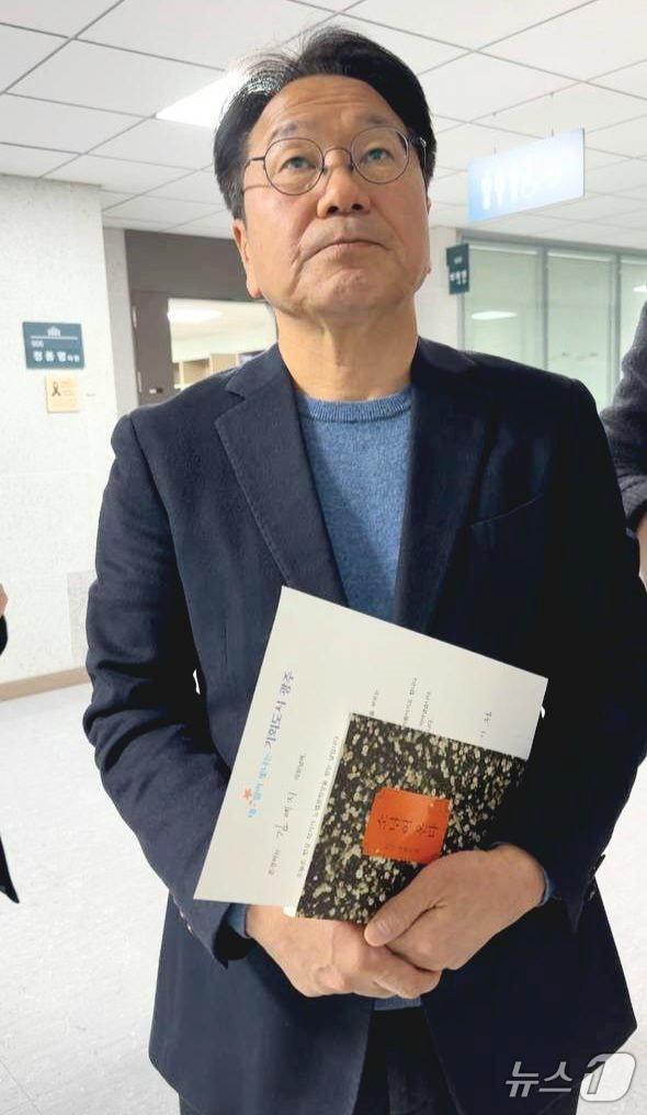본문 이미지 - 강기정 광주시장이 10일 국회를 찾아 한강 작가의 책 '소년이 온다'를 들고 대통령 탄핵을 반대하는 국민의힘 의원들을 만나기 위해 기다리고 있다.(광주시 제공)2024.12.10/뉴스1 