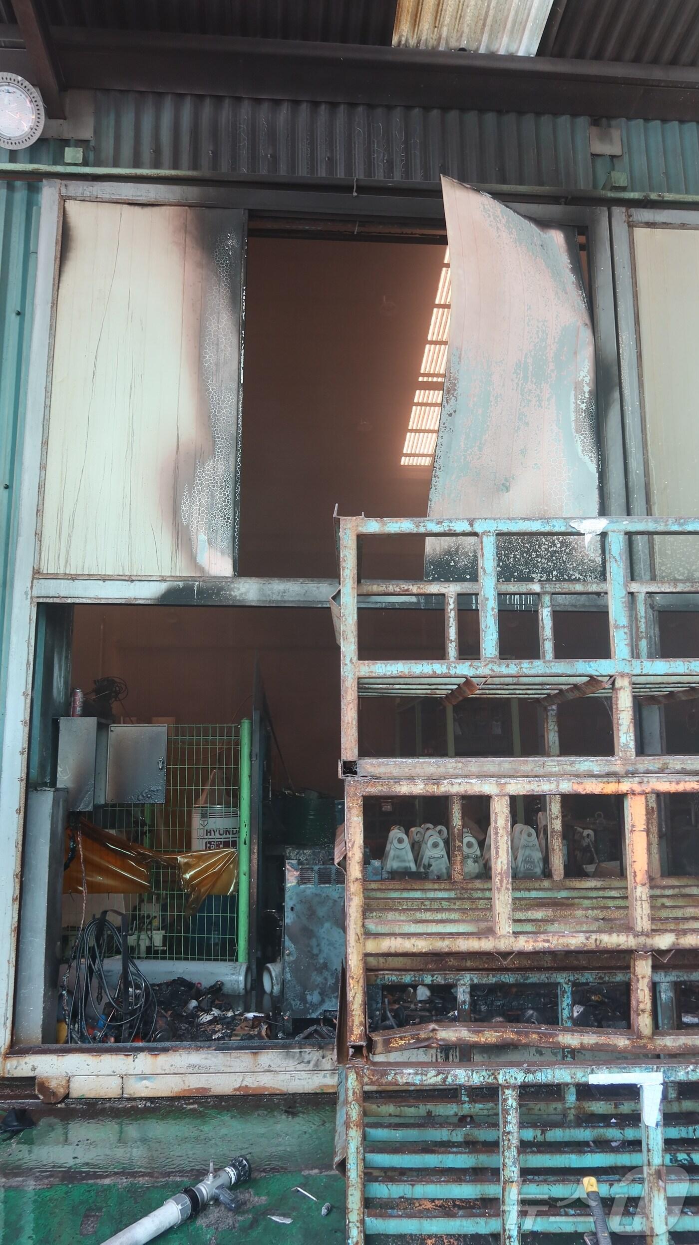 본문 이미지 - 부산 사하구 다대동 포크레인 부품 제조 공장 화재 현장.&#40;부산소방재난본부 제공&#41;