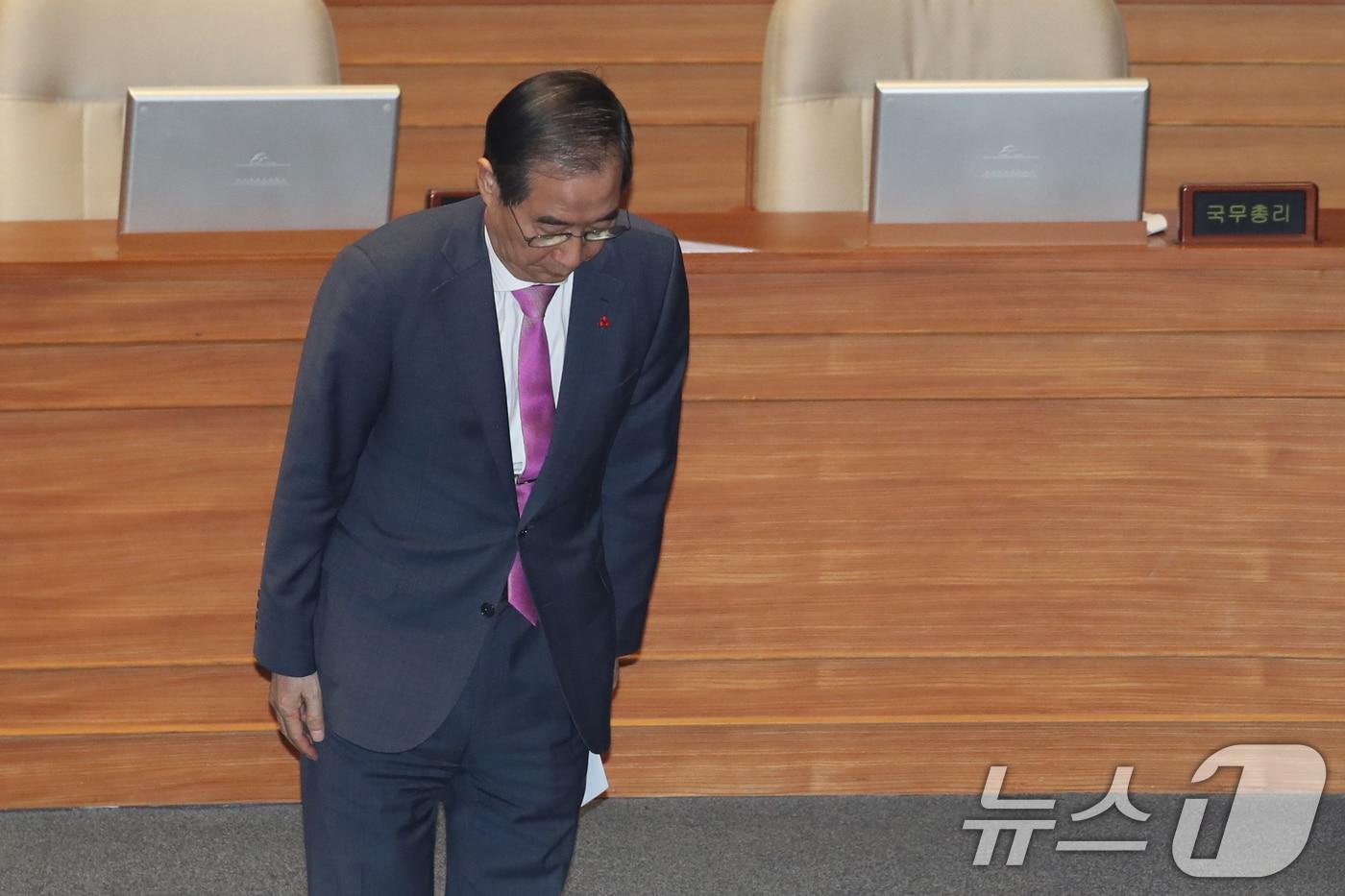 본문 이미지 - 한덕수 국무총리가 10일 오후 서울 여의도 국회에서 열린 본회의에서 2025년도 예산안에 대한 수정안이 가결된뒤 발언대로 향하며 인사하고 있다. 2024.12.10/뉴스1 ⓒ News1 이광호 기자
