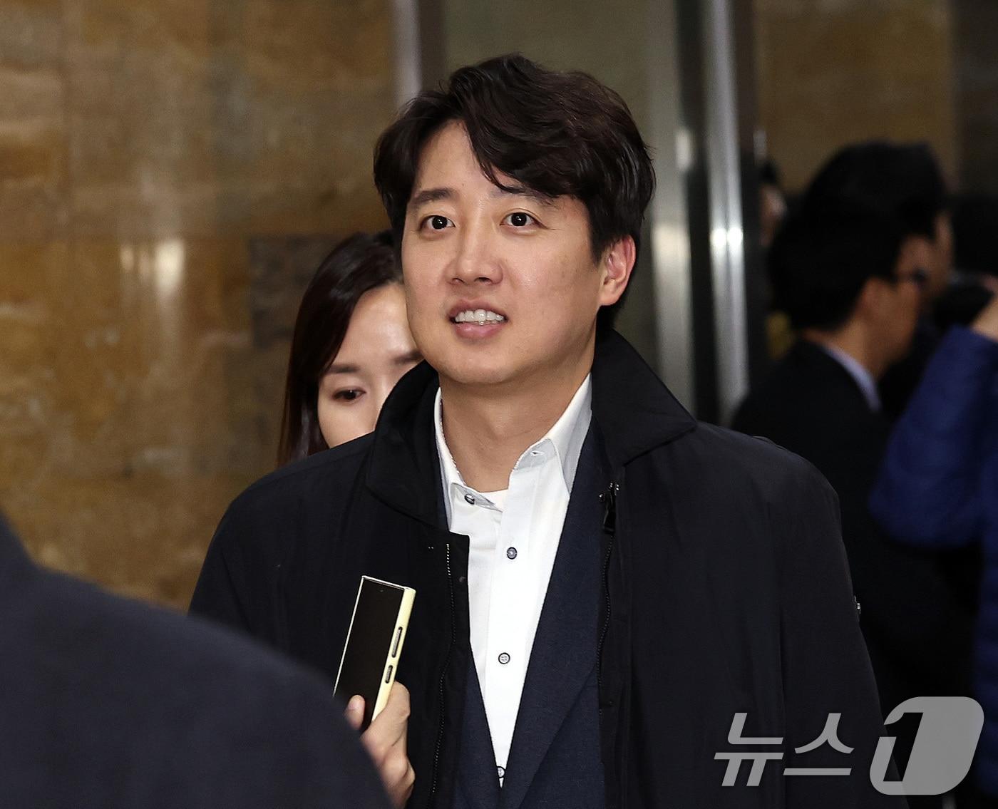 본문 이미지 - 이준석 개혁신당 의원이 10일 오후 서울 여의도 국회에서 열린 2025년도 예산안 관련 본회의에 참석한 뒤 회의장을 나서고 있다. 2024.12.10/뉴스1 ⓒ News1 구윤성 기자