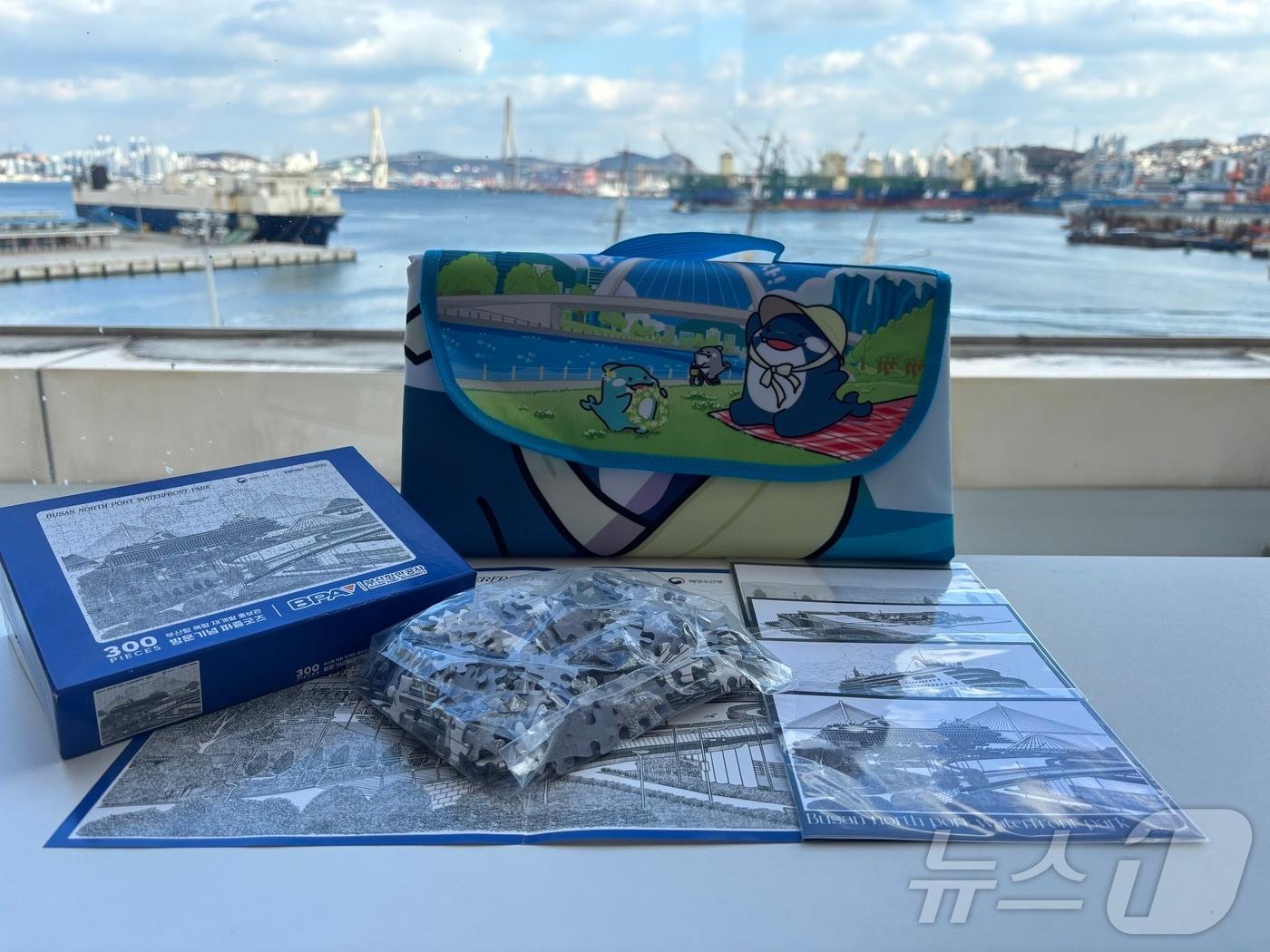 본문 이미지 - 엽서, 퍼즐, 픽크닉 매트 등 BPA 신규제작 홍보관 기념품 3종.(부산항만공사 제공) 