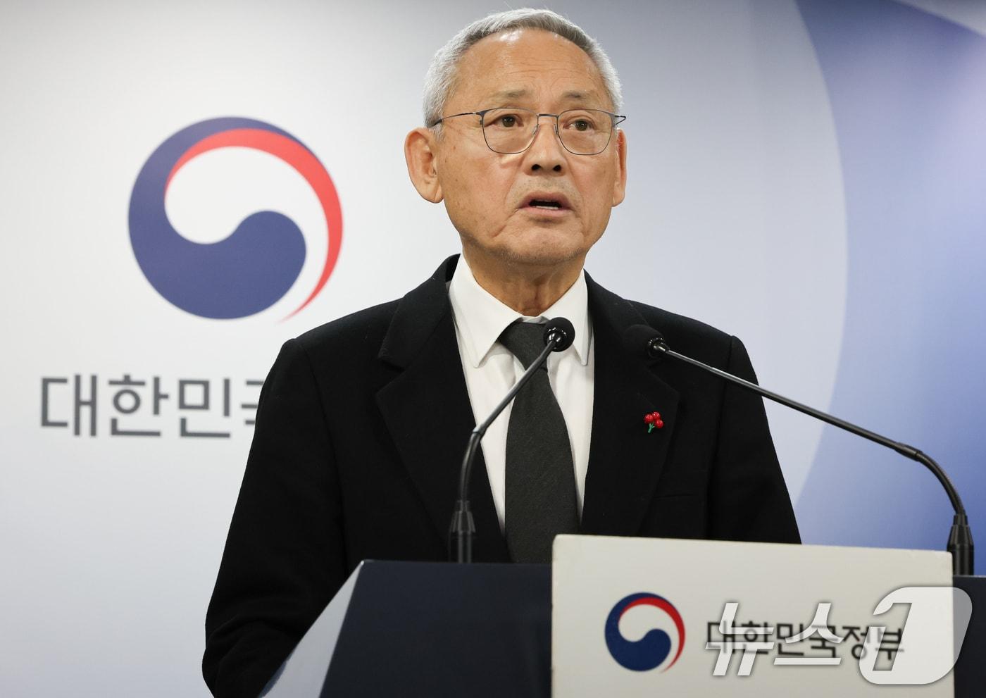 본문 이미지 - 유인촌 정부대변인 겸 문화체육관광부 장관이 10일 서울 종로구 정부서울청사에서 대국민 호소문을 발표하고 있다. 2024.12.10/뉴스1 ⓒ News1 허경 기자