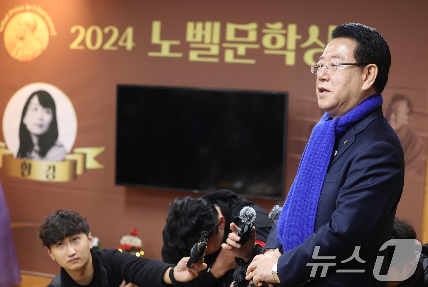 본문 이미지 - 김영록 전남도지사가 10일 오후 전남 장흥군 안양면 율산마을 '한승원 문화학교'에서 열린 한강 작가의 노벨문학상 수상 축하행사에서 인사말을 하고 있다. 2024.12.10/뉴스1 ⓒ News1 김태성 기자