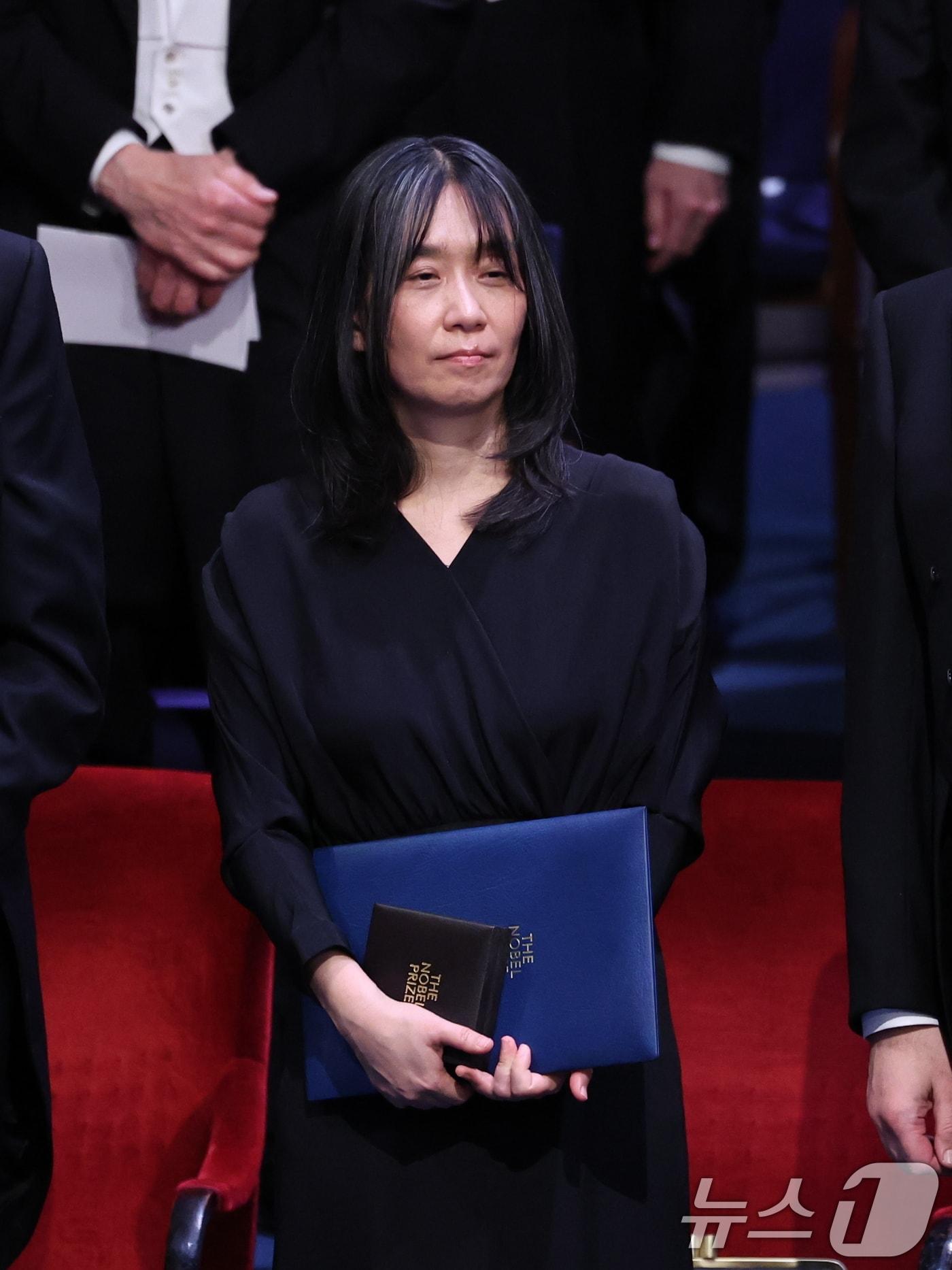 본문 이미지 - 노벨문학상을 수상한 한강이 10일&#40;현지시간&#41; 스웨덴 스톡홀름 콘서트홀에서 열린 2024 노벨상 시상식에서 노벨상 증서와 메달을 들고 있다. 2024.12.11/뉴스1 ⓒ News1 박지혜 기자