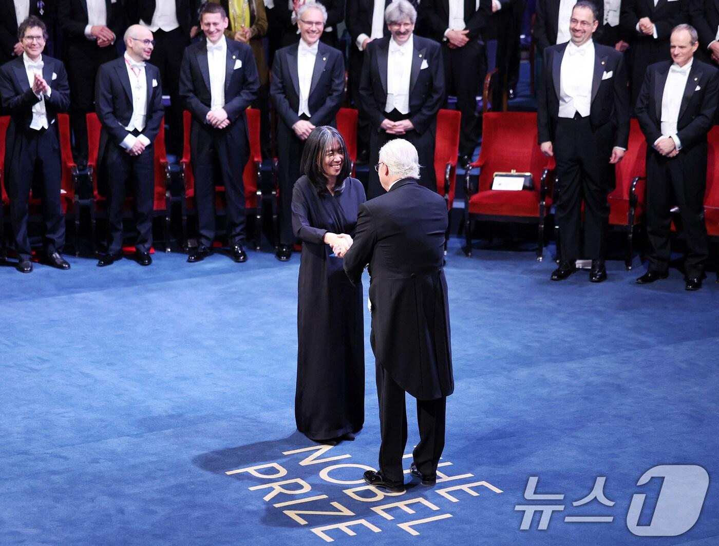 본문 이미지 - 한강이 10일&#40;현지시간&#41; 스웨덴 스톡홀름 콘서트홀에서 열린 2024 노벨상 시상식에서 스웨덴 칼 16세 구스타프 국왕으로부터 노벨 문학상을 수상하고 있다. 2024.12.11/뉴스1 ⓒ News1 박지혜 기자