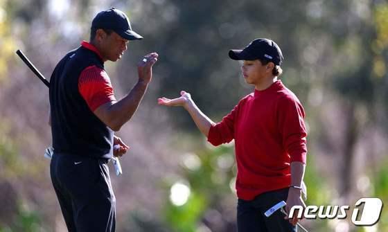 본문 이미지 -  타이거 우즈와 아들 찰리 우즈. ⓒ AFP=뉴스1