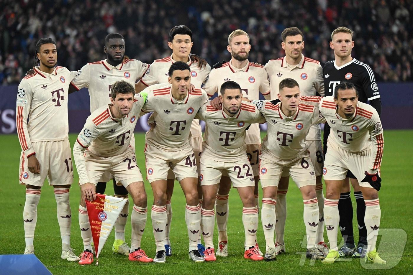 김민재(뒷줄 왼쪽에서 세 번째)가 11일(한국시간) 열린 2024-25 UEFA 챔피언스리그 리그 페이즈 샤흐타르와 경기에서 88분을 뛰며 바이에른 뮌헨의 5-1 승리에 일조했다. ⓒ AFP=뉴스1