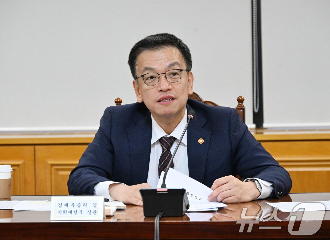 본문 이미지 - 최상목 경제부총리 겸 기획재정부 장관이 11일 서울 중구 은행연합회에서 긴급 거시경제·금융현안 간담회를 주재하고 있다. (기획재정부 제공) 2024.12.11/뉴스1