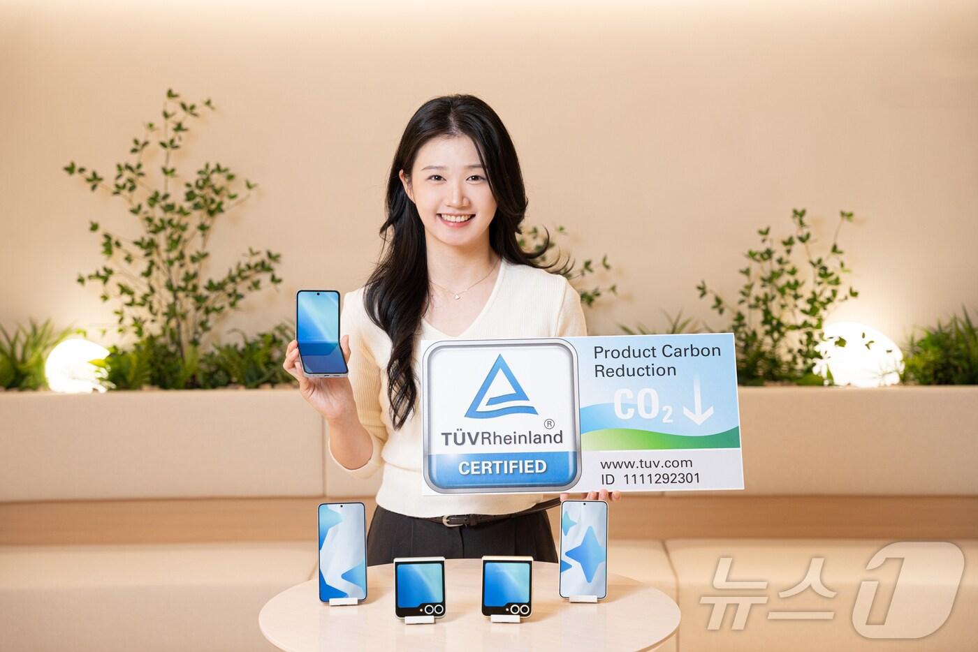 본문 이미지 - 삼성디스플레이가 업계 최초로 스마트폰 패널로 탄소 배출 저감 인증을 획득했다.(삼성디스플레이 제공)