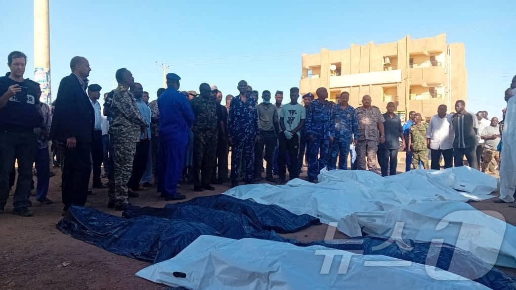 본문 이미지 - 10일&#40;현지시간&#41; 수단 하르툼 옴두르만에서 사람들이 정부군과 교전을 벌이고 있는 신속지원군&#40;RSF&#41; 폭격으로 인해 사망한 사람들의 시신을 지켜보고 있다. 2024.12.10 ⓒ 로이터=뉴스1 ⓒ News1 김지완 기자