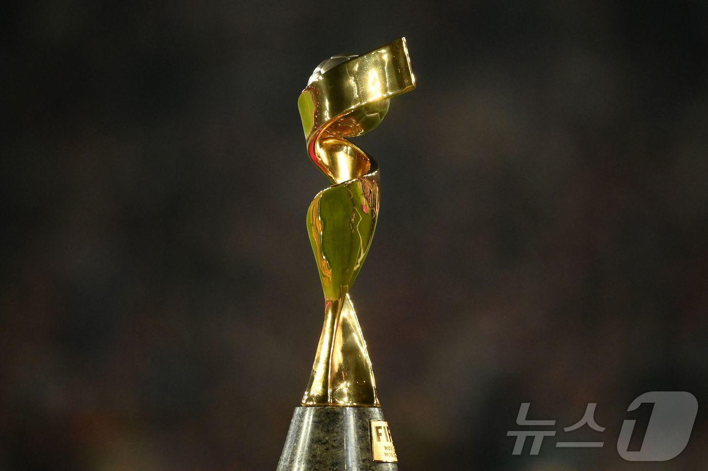 본문 이미지 - FIFA 여자 월드컵 우승 트로피. ⓒ AFP=뉴스1