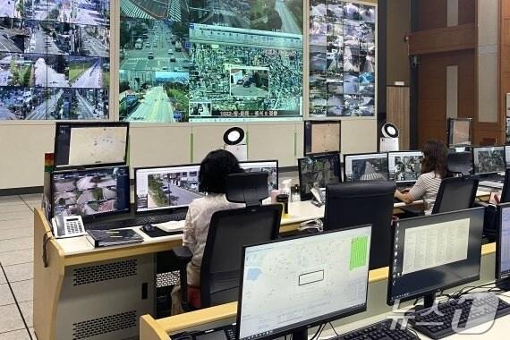 본문 이미지 -  11일 충북 충주시가 스마트 도시안전망을 구축했다고 밝혔다. 통합관제센터 모습. &#40;충주시 제공&#41;/뉴스1