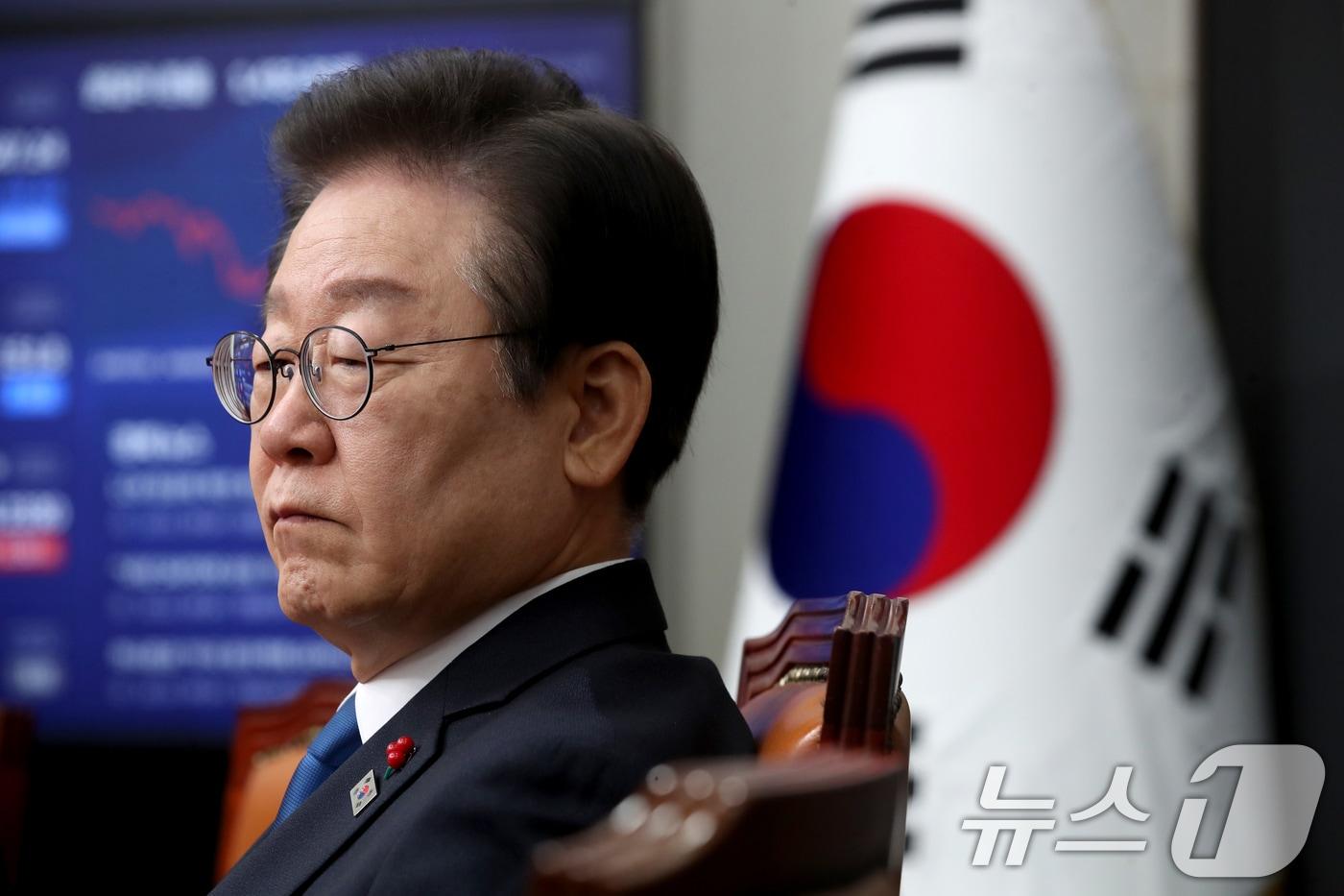 이재명 더불어민주당 대표가 11일 오전 서울 여의도 국회에서 열린 최고위원회의에서 생각에 잠겨있다. 2024.12.11/뉴스1 ⓒ News1 이광호 기자