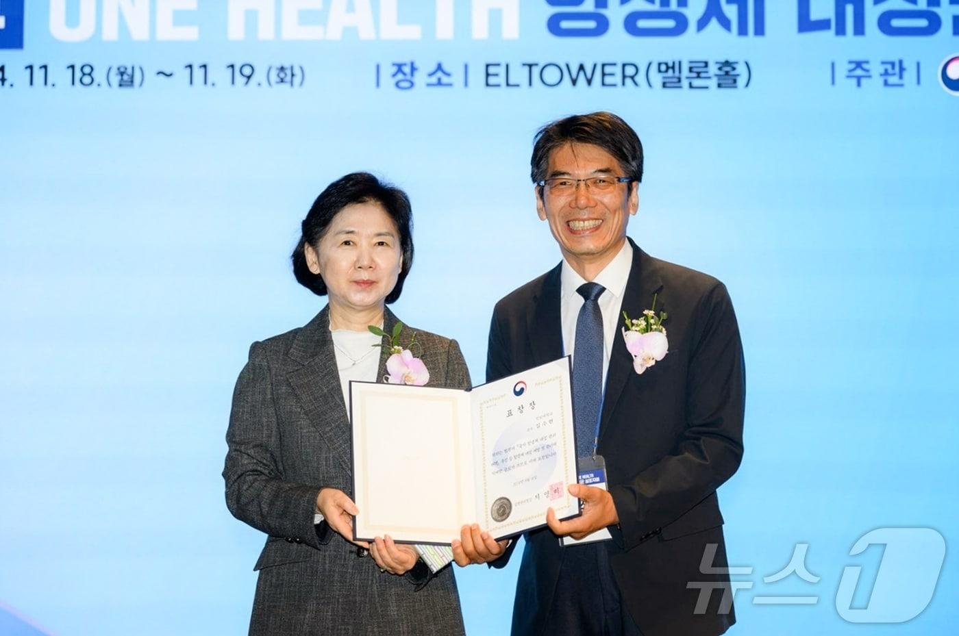 김수현 화순전남대학교병원 진단검사의학과 교수&#40;오른쪽&#41;가 항생제 내성 예방과 관리에 기여한 공로를 인정받아 질병관리청장 표창을 수상했다.&#40;화순전남대병원 제공&#41; 2024.12.11