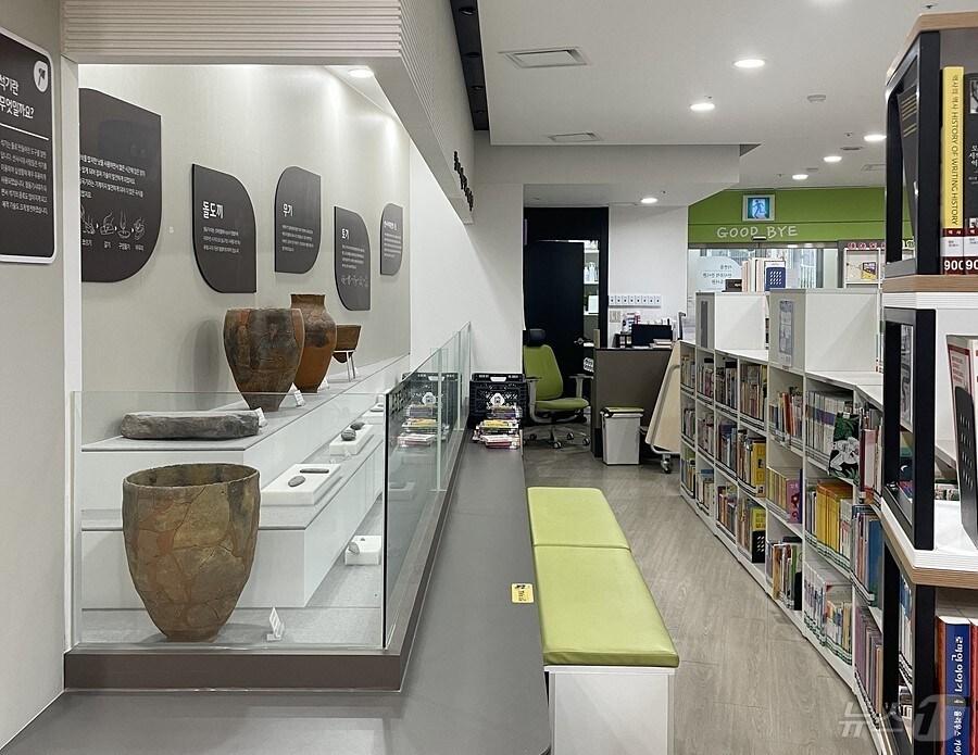 본문 이미지 - 대구의 도서관들이 올해 독서문화에 기여한 것으로 나타났다. 사진은 서변동작은도서관. (대구시 제공)/뉴스1
