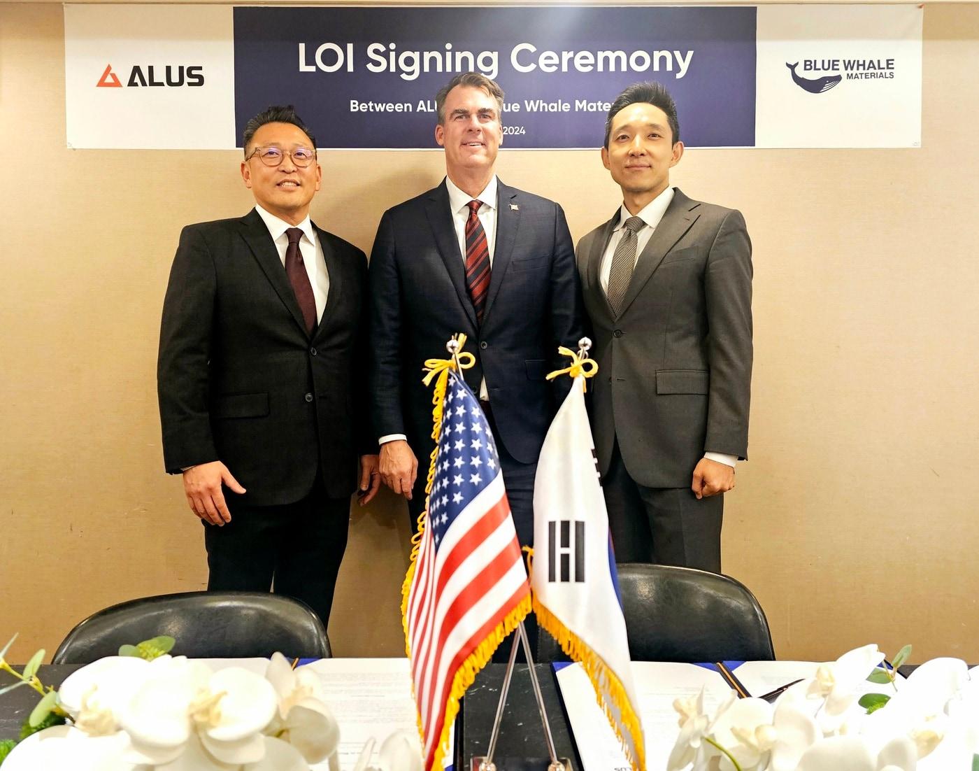 본문 이미지 - 로버트 강 블루웨일 대표(왼쪽부터), 케빈 스팃 주지사, 정종욱 알루스 대표가 기념촬영을 하고 있다. /사진제공 = 알루스