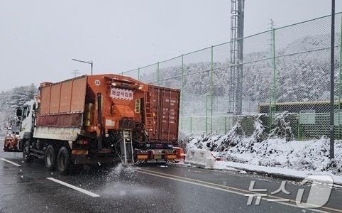 본문 이미지 - 강원 원주시의 제설 작업 자료 사진. &#40;뉴스1 DB&#41;