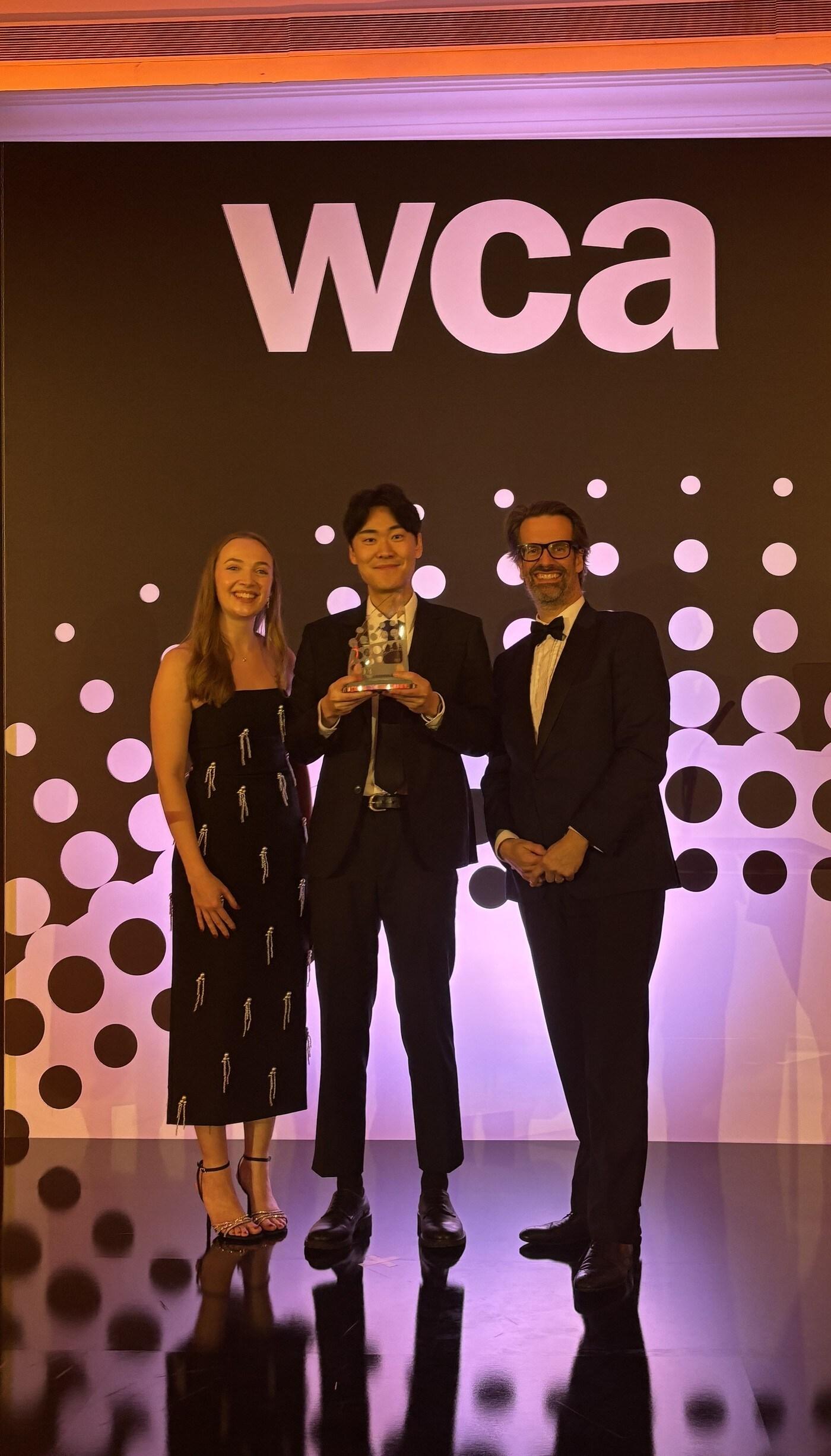 본문 이미지 - SK텔레콤이 영국 런던에서 열린 &#39;월드 커뮤니케이션 어워드 2024&#39;에서 AI 연구 업적을 인정받아 &#39;미래혁신상&#39;을 수상했다.&#40;SK텔레콤 제공&#41;