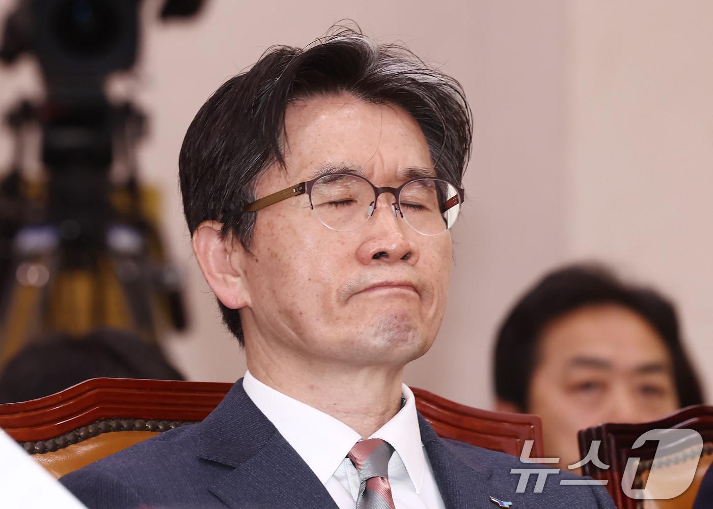 본문 이미지 - 오동운 공수처장이 11일 오전 서울 여의도 국회에서 열린 12·3 윤석열 내란 사태 관련 법제사법위원회 전체회의에 출석, 눈을 감고 생각에 잠겨 있다. 2024.12.11/뉴스1 ⓒ News1 김민지 기자