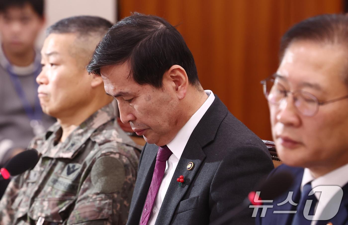 김선호 국방부 장관 직무대리가 11일 오전 서울 여의도 국회에서 열린 12·3 윤석열 내란 사태 관련 법제사법위원회 전체회의에 출석, 고개를 떨구고 있다. 오른쪽은 박성재 법무부 장관. 2024.12.11/뉴스1 ⓒ News1 김민지 기자