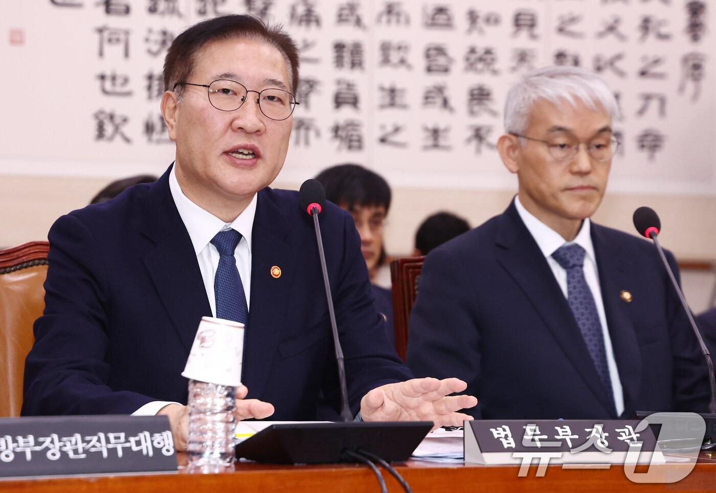 박성재 법무부 장관이 11일 오전 서울 여의도 국회 법제사법위원회 전체회의에 출석해 12·3 윤석열 내란 사태 관련 현안질의에 답하고 있다. 오른쪽은 천대엽 법원행정처장. 2024.12.11/뉴스1 ⓒ News1 김민지 기자