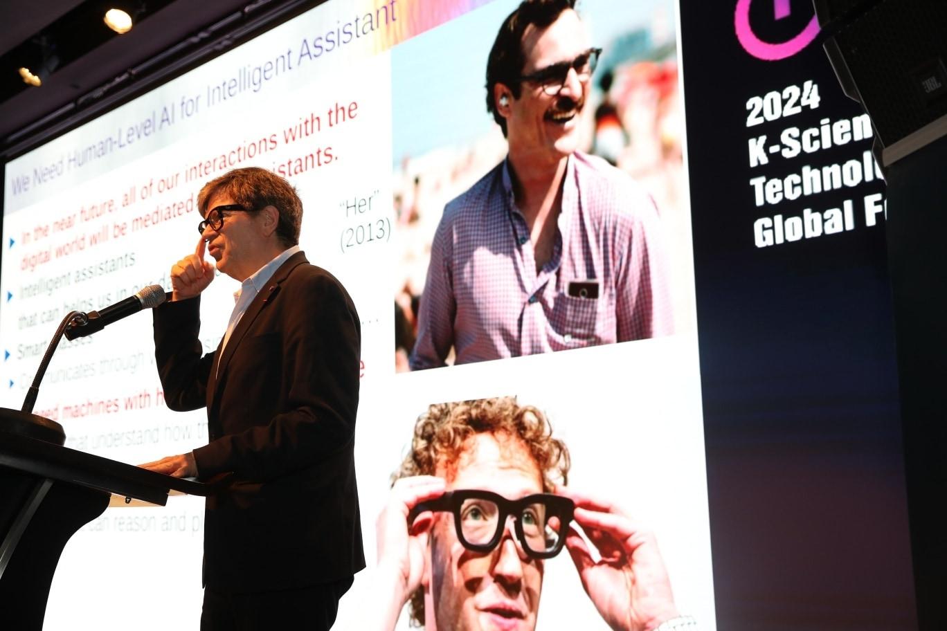 본문 이미지 - 11일 서울 영등포구 여의도 페어몬트 앰배서더 호텔에서 과학기술정보통신부가 주최한 &#39;2024 K-사이언스 & 테크놀로지 글로벌 포럼&#39;에 얀 르쿤 뉴욕대 교수가 참여해 기조 강연을 진행하는 모습이다. 그는 메타 수석 인공지능&#40;AI&#41;과학자, 한미 AI 공동연구 플랫폼 &#39;글로벌 AI 프런티어 랩&#39; 초대 공동 소장 등을 지내는 AI 전문가다.&#40;과학기술정보통신부 제공&#41;