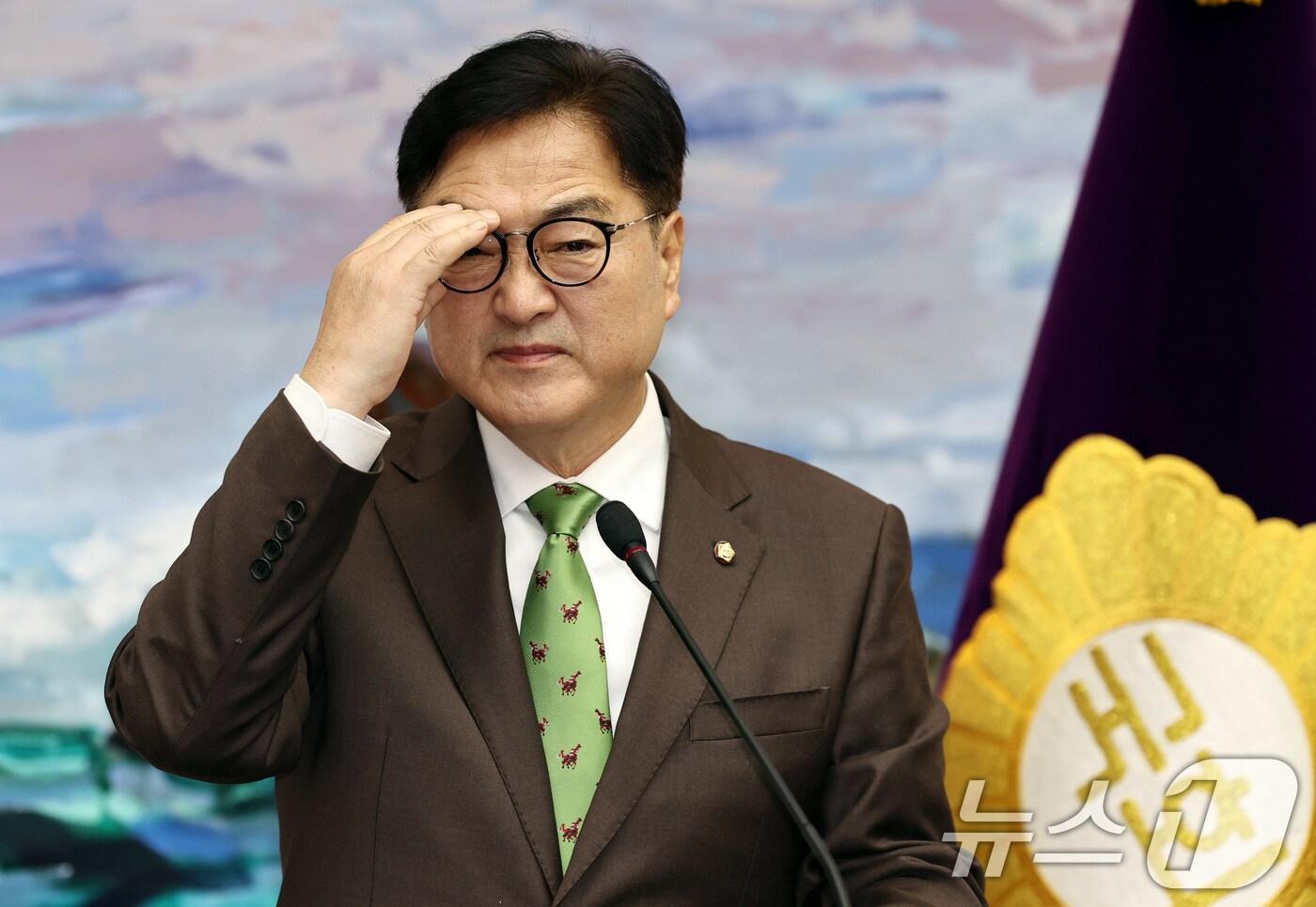 우원식 국회의장이 11일 오전 서울 여의도 국회에서 계엄사태 국정조사권 발동 기자회견을 준비하고 있다. 2024.12.11/뉴스1 ⓒ News1 구윤성 기자