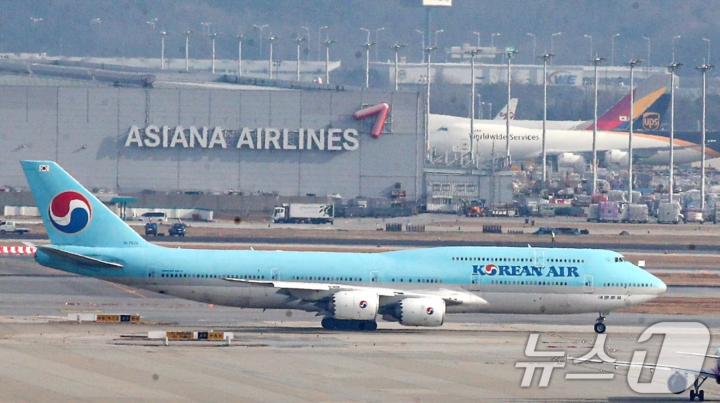 인천공항 계류장 및 활주로에 대한항공과 아시아나 비행기의 모습이 보이고 있다. 2024.12.11/뉴스1 ⓒ News1 이승배 기자