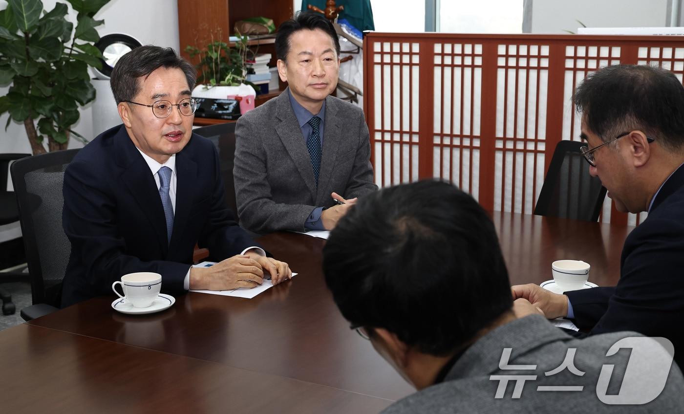 김동연 경기도지사(왼쪽)가 11일 오전 서울 여의도 국회를 찾아 맹성규 국토교통위원장과 면담하고 있다 2024.12.11/뉴스1 ⓒ News1 구윤성 기자