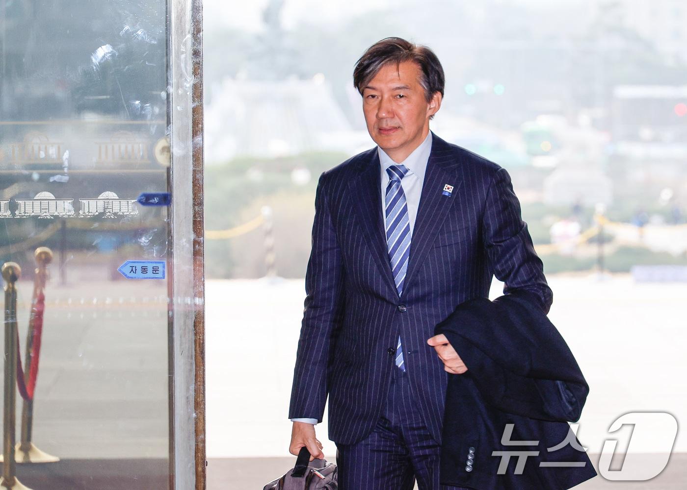 본문 이미지 - 조국 조국혁신당 대표가 11일 오전 서울 여의도 국회 본청에서 출근하고 있다. 조 대표는 오는 12일 자녀입시 비리 혐의 등에 대한 대법원 선고를 앞두고 있다. 2024.12.11/뉴스1 ⓒ News1 안은나 기자