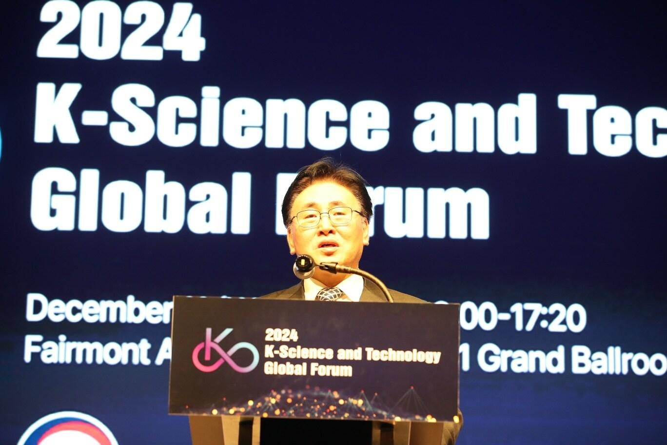 본문 이미지 - 유상임 과학기술정보통신부 장관이 11일 오전 서울 영등포구 페어몬트앰배서더호텔에서 열린 &#39;2024 K-Science and Technology 글로벌 포럼&#39; 에서 개회사를 하고 있다. &#40;과학기술정보통신부 제공&#41; 2024.12.11 /뉴스1