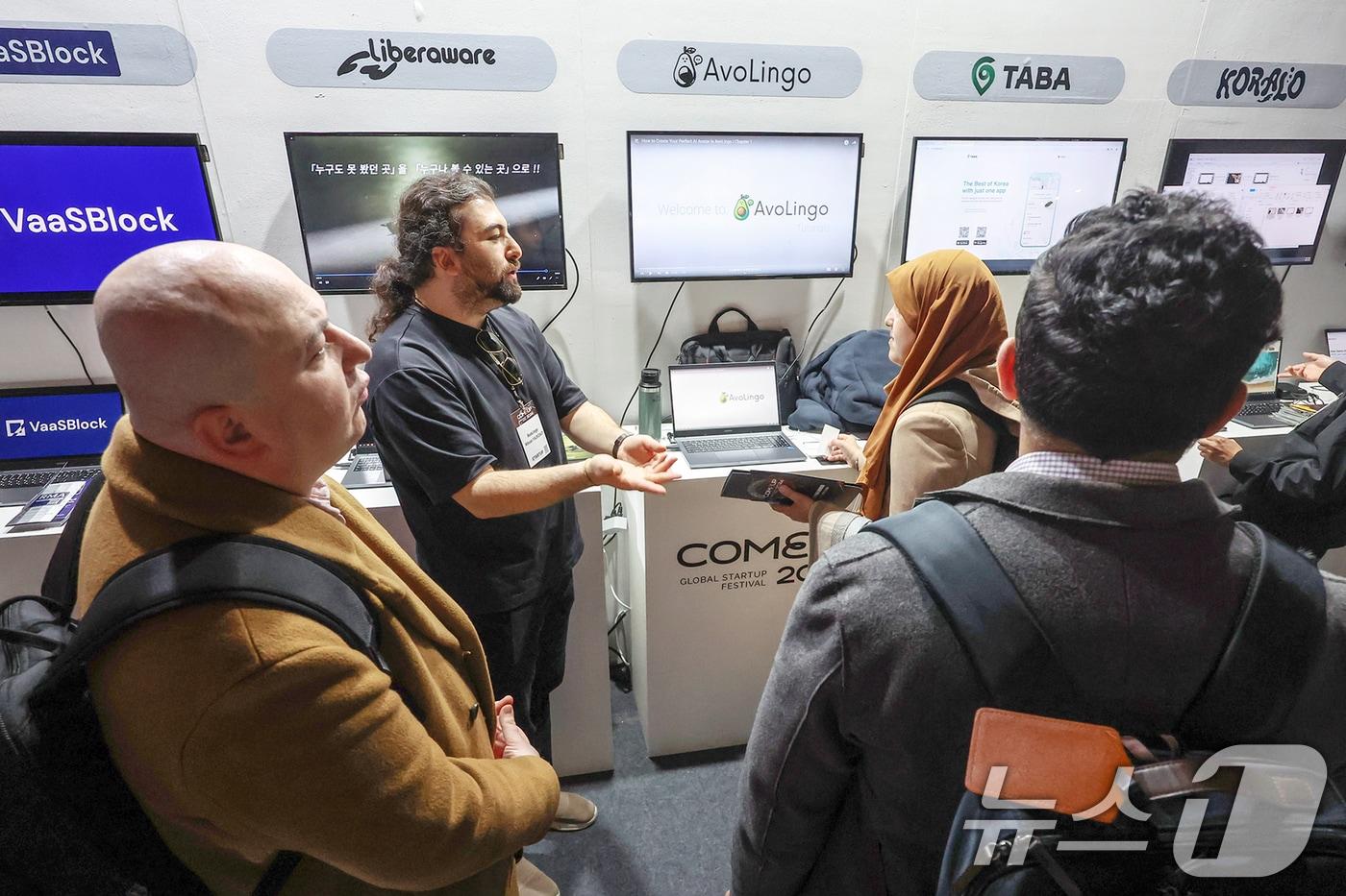 11일 서울 강남구 코엑스에서 열린 &#39;컴업&#40;comeup&#41; 2024&#39;이 외국인 투자자 및 벤처 기업가들이 부스를 둘러보고 있다. &#39;컴업&#39;은 우리나라 스타트업 생태계를 전 세계에 알리고, 국내외 스타트업, 투자자 등 전세계 스타트업·벤처 생태계 구성원이 교류하는 장으로서 올해로 6회째를 맞았다. 2024.12.11/뉴스1 ⓒ News1 민경석 기자