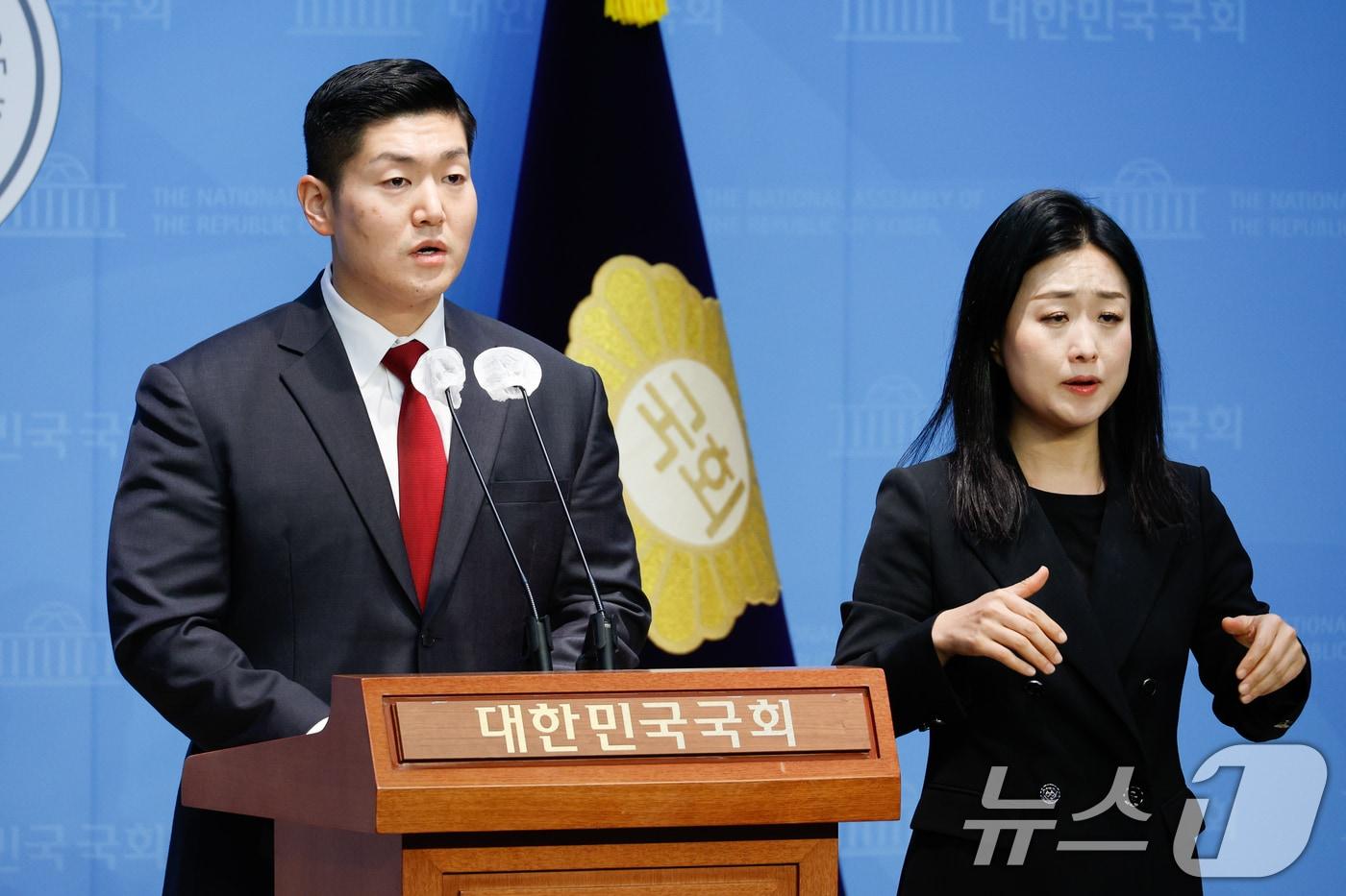 김재섭 국민의힘 의원이 11일 오후 서울 여의도 국회 소통관에서 기자회견을 하고 있다. 2024.12.11/뉴스1 ⓒ News1 안은나 기자