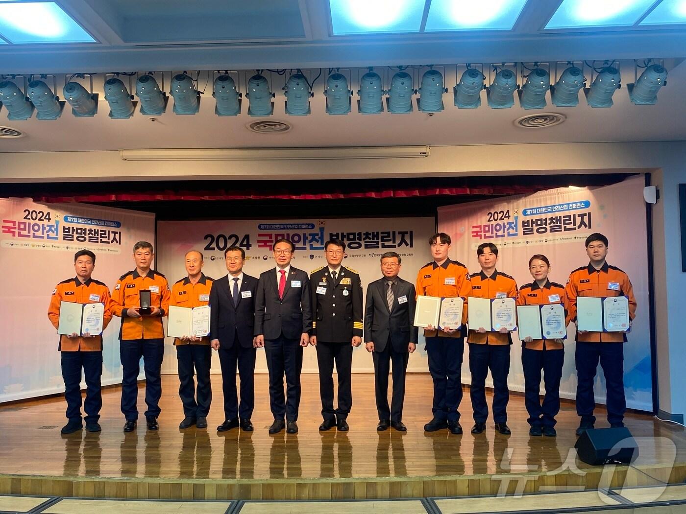 본문 이미지 - 국민안전 챌린지 소방분야 수상자들이 기념촬영을 하고 있다.(소방청 제공)
