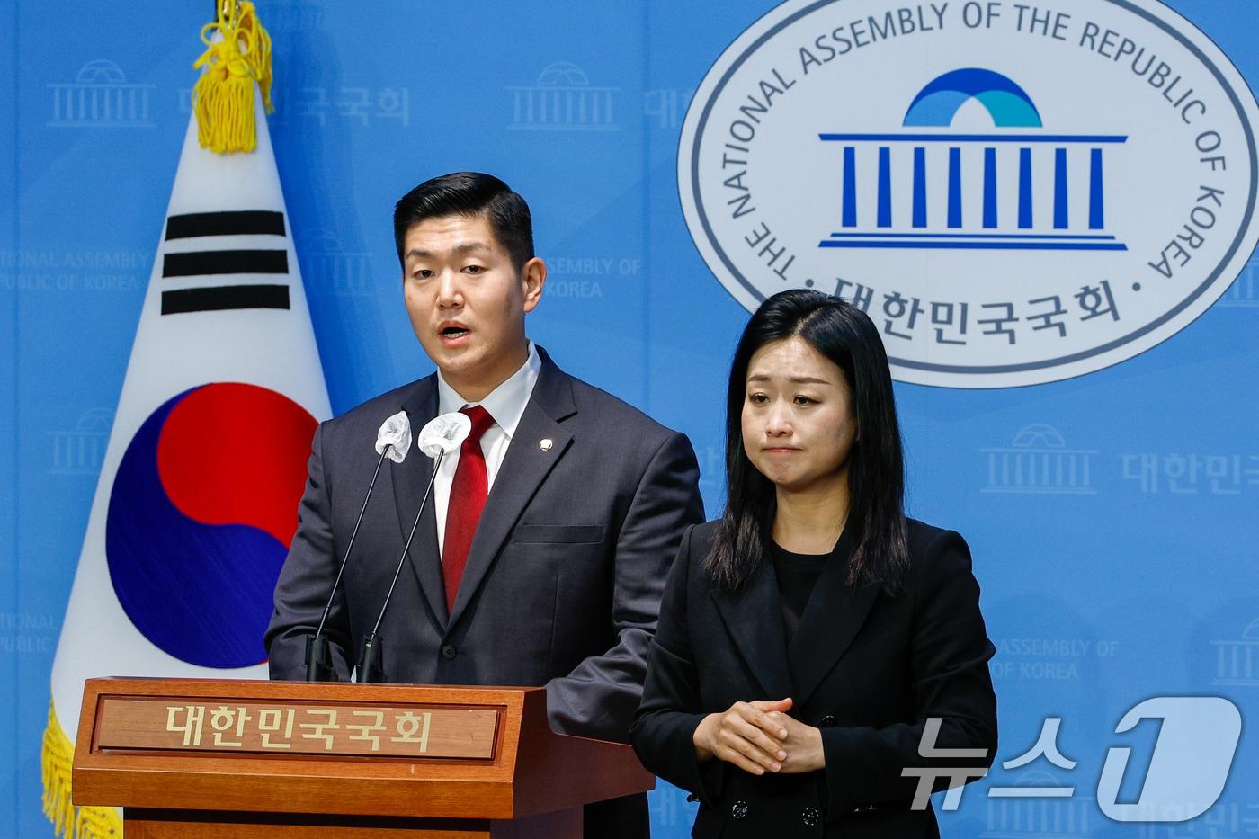 김재섭 국민의힘 의원이 11일 오후 서울 여의도 국회 소통관에서 윤석열 대통령 탄핵 찬성 입장을 밝히고 있다. 2024.12.11/뉴스1 ⓒ News1 안은나 기자