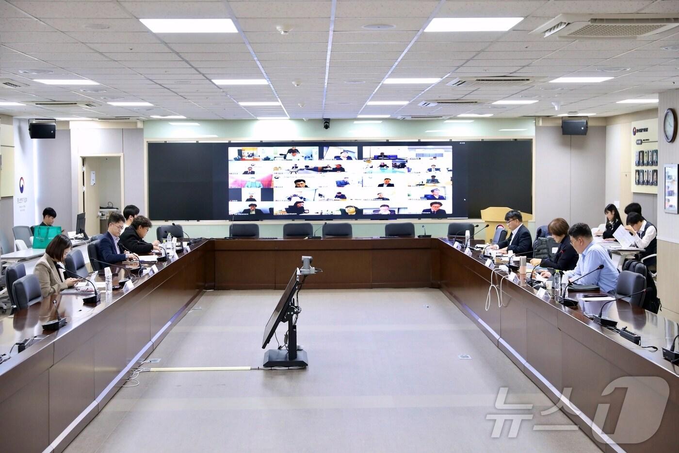 11일 세종 중소벤처기업부에서 &#39;소상공인 생업 피해 정책대응반&#39; 1차 회의가 열렸다. &#40;중기부 제공&#41;