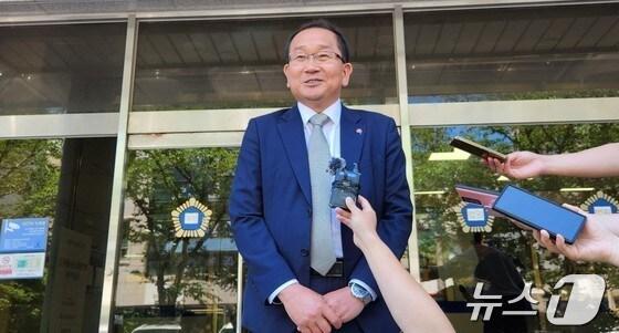 본문 이미지 - 강병삼 전 제주시장이 지난 6월 18일 제주지방법원에서 농지법 위반 혐의 첫 공판 직후 기자들을 만나 입장을 밝히고 있다./뉴스1