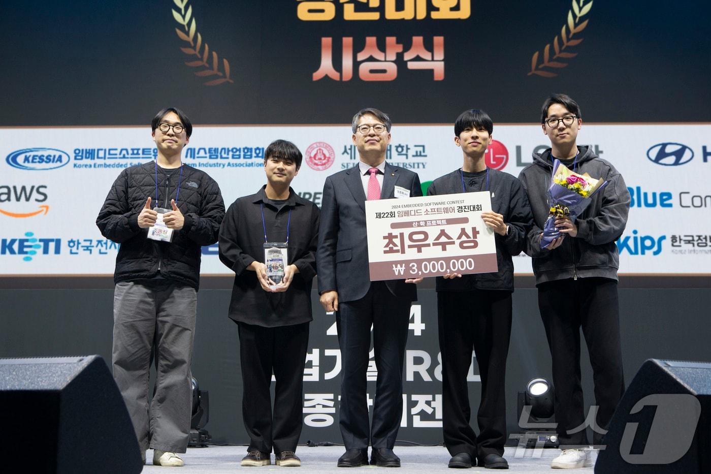 본문 이미지 - 이정우, 이기현, 조동호, 이민호 전기컴퓨터공학과 석사과정 학생으로 구성된 스마로팀이 산학프로젝트 부문에서 산업통상자원부 장관상을 받은 뒤 기념사진을 촬영하고 있다.(인하대 제공)2024.12.11/뉴스1