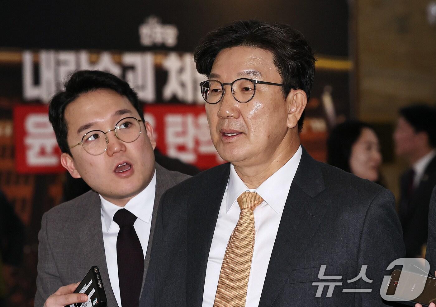 본문 이미지 - 권성동 국민의힘 의원이 11일 오후 서울 여의도 국회에서 열린 제419회국회(임시회) 제1차 본회의 윤석열 대통령 위헌적 비상계엄 선포 내란행위 관련 긴급현안질문에 참석하고 있다. 2024.12.11/뉴스1 ⓒ News1 구윤성 기자