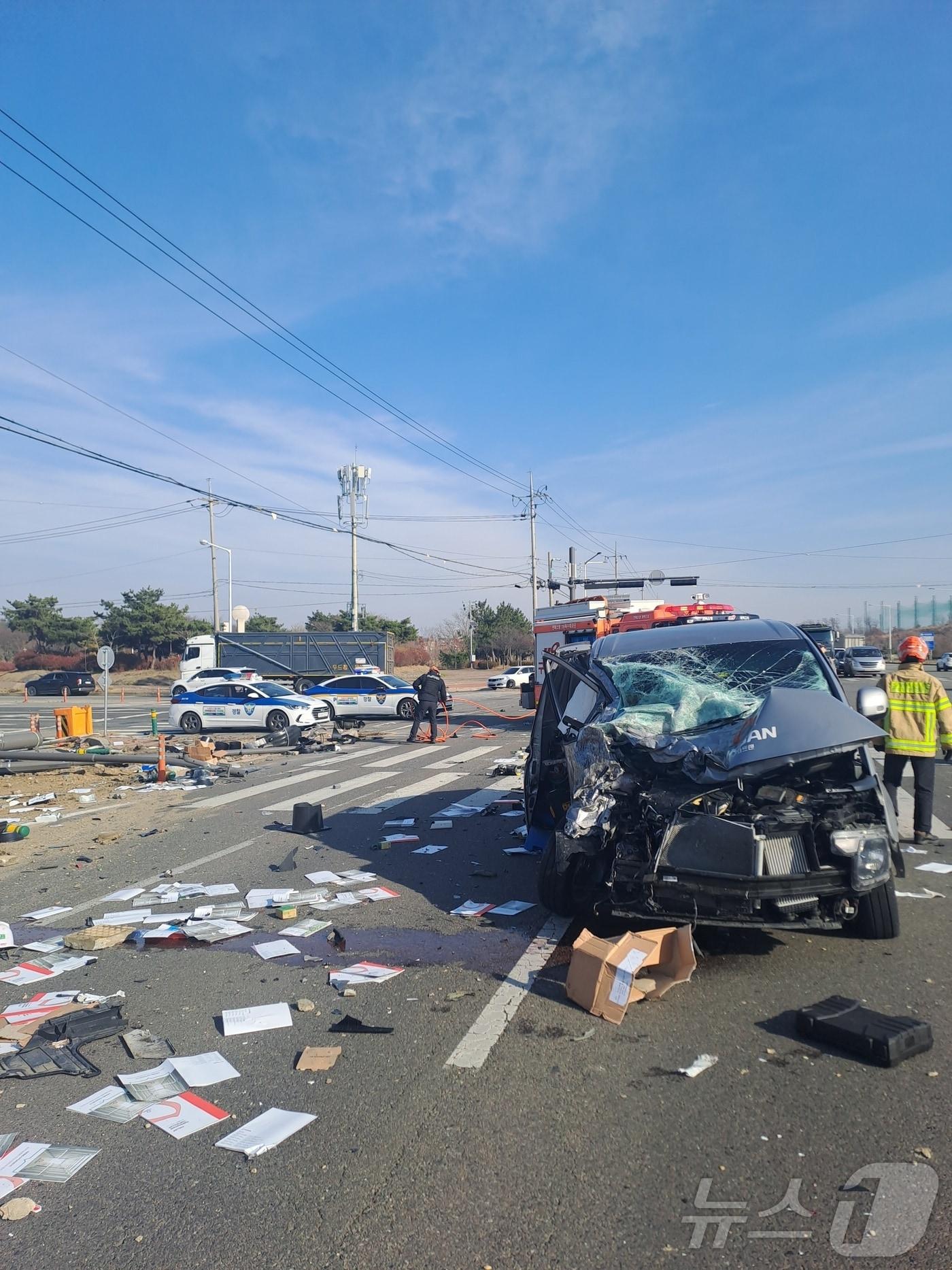 본문 이미지 - 11일 전북자치도 군산시 오식도동 한 사거리에서 스타렉스와 25톤 트레일러가 충돌했다.&#40;전북소방 제공&#41; 2024.12.11/뉴스1
