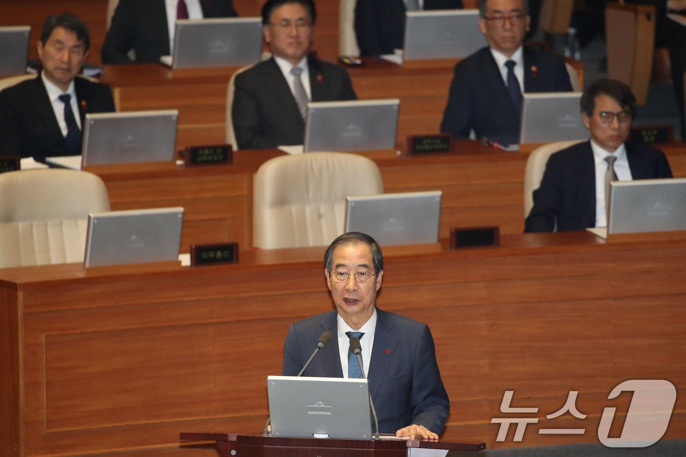 본문 이미지 - 한덕수 국무총리가 11일 오후 서울 여의도 국회에서 열린 제419회국회(임시회) 제1차 본회의 윤석열 대통령 위헌적 비상계엄 선포 내란행위 관련 긴급현안질문에서 조국 조국혁신당 대표의 질의에 답하고 있다. 2024.12.11/뉴스1 ⓒ News1 이광호 기자