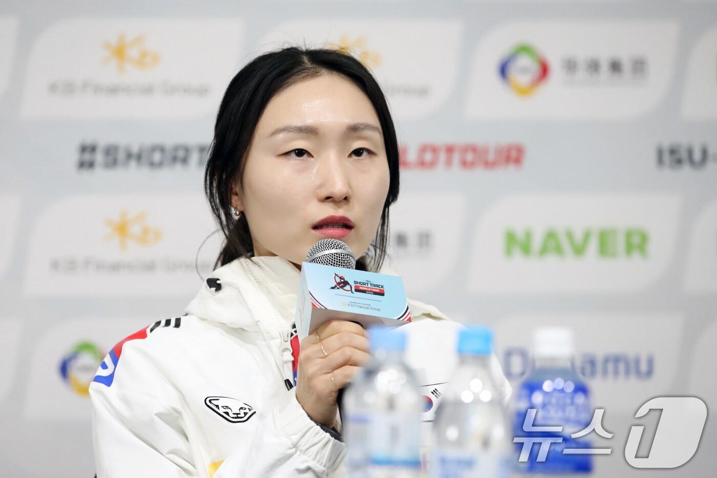 쇼트트랙 국가대표 최민정이 11일 오후 서울 양천구 목동 아이스링크프레스센터에서 열린 'KB금융-ISU 쇼트트랙 월드투어 서울 대회' 미디어데이에서 취재진의 질문에 답하고 있다. 2024.12.11/뉴스1 ⓒ News1 이승배 기자