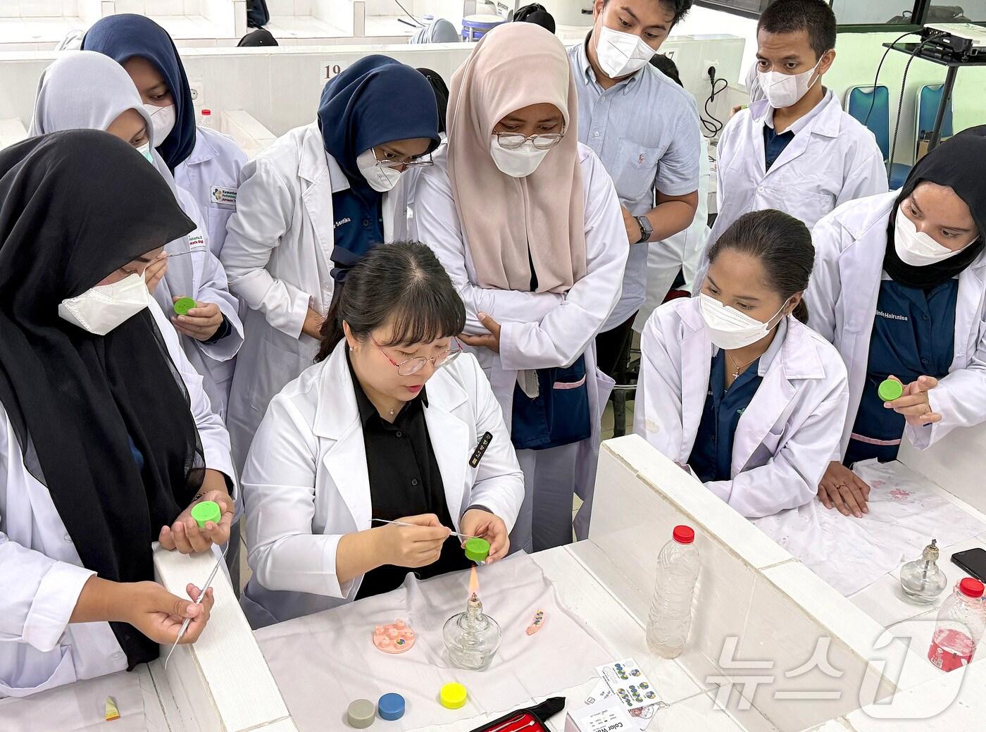 본문 이미지 - 인도네시아 자카르타 보건산업기술대학II 치기공학과 1학년 학생들이 대구보건대의 &#39;교합면 해부학 시범교육&#39; 실습에 참여하고 있다. &#40;대구보건대 제공&#41;