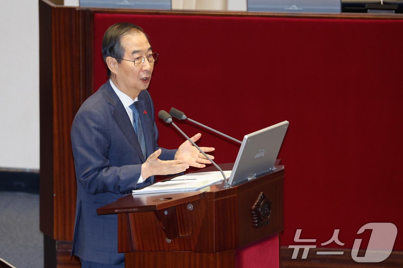 한덕수 국무총리가 11일 오후 서울 여의도 국회에서 열린 제419회국회(임시회) 제1차 본회의에서 박범계 더불어민주당 의원의 윤석열 대통령 위헌적 비상계엄 선포 내란행위 관련 긴급현안질문에 답하고 있다. 2024.12.11/뉴스1 ⓒ News1 안은나 기자